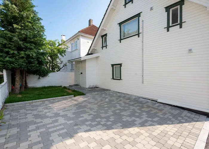 Unique And Spacious Close To Centre 아파트 *