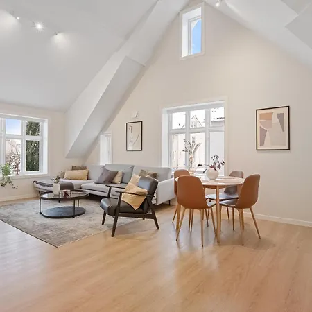 Unique And Spacious Close To Centre Apartment *